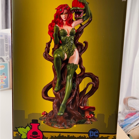 12” Poison Ivy Statue by IKON LE 200 SOLD OUT - Picture 11 of 15